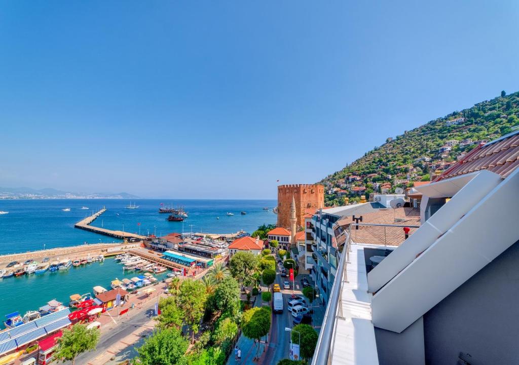 uma vista para um porto e para o oceano a partir de um edifício em Numa Port Hotel em Alanya