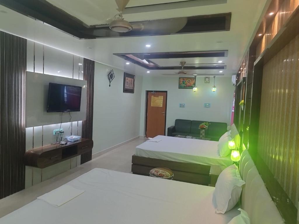 Postel nebo postele na pokoji v ubytování HOTEL AYUSH INTERNATIONAL