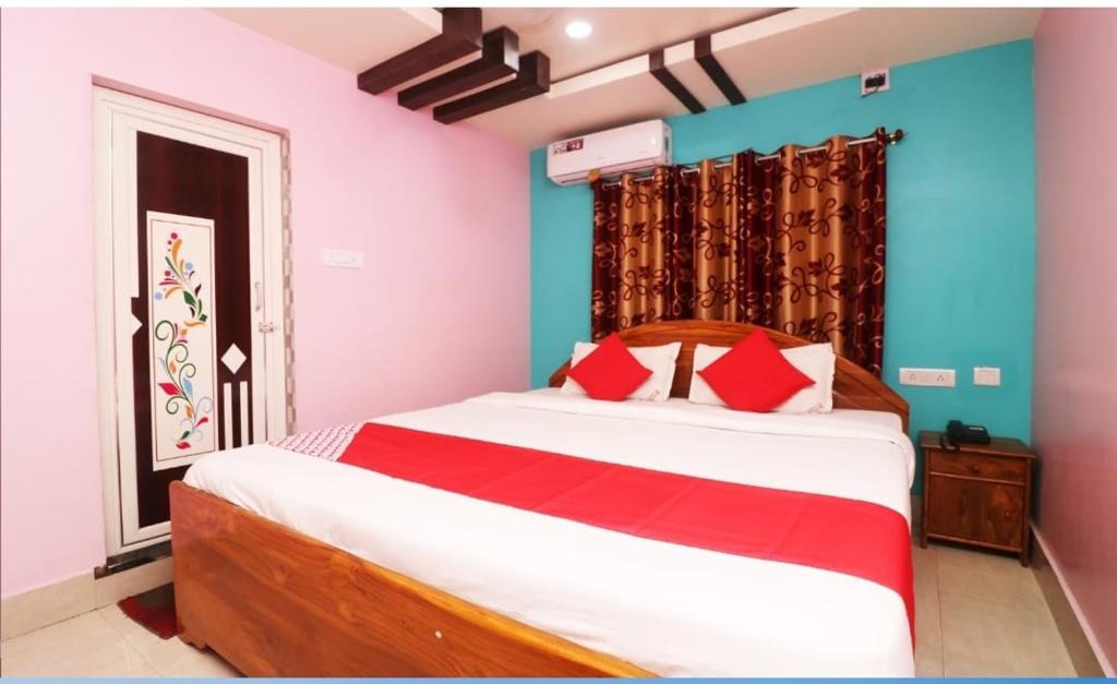 Postel nebo postele na pokoji v ubytování HOTEL AYUSH INTERNATIONAL