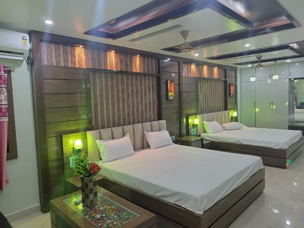 Postel nebo postele na pokoji v ubytování HOTEL AYUSH INTERNATIONAL