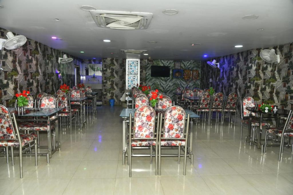 Restaurace v ubytování HOTEL AYUSH INTERNATIONAL
