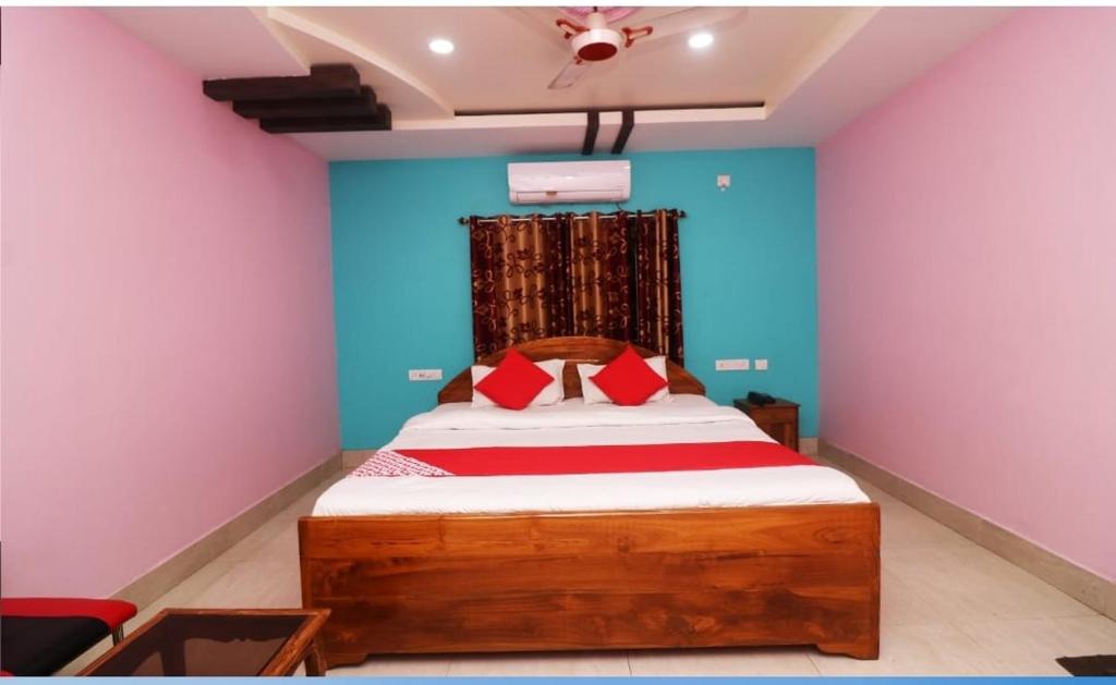 Postel nebo postele na pokoji v ubytování HOTEL AYUSH INTERNATIONAL