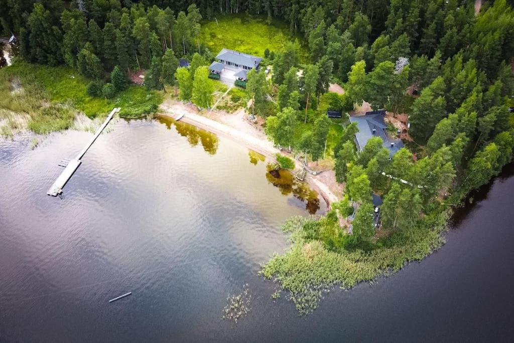 uma vista aérea de um lago com uma casa em World's End - 2 Luxury Beachfront Villas (425m2) em Mikkeli