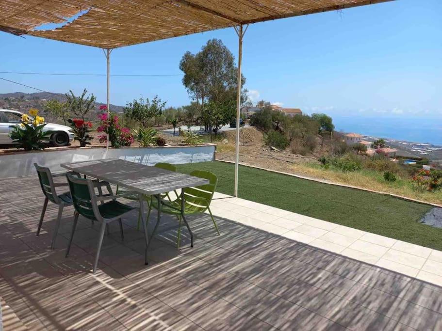 una mesa y sillas en un patio con vistas en Casa vistas inmejorables en Carraspite