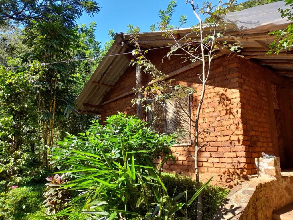 una casa in mattoni con piante di fronte di Meemure WENASA HOTEL a Mimure