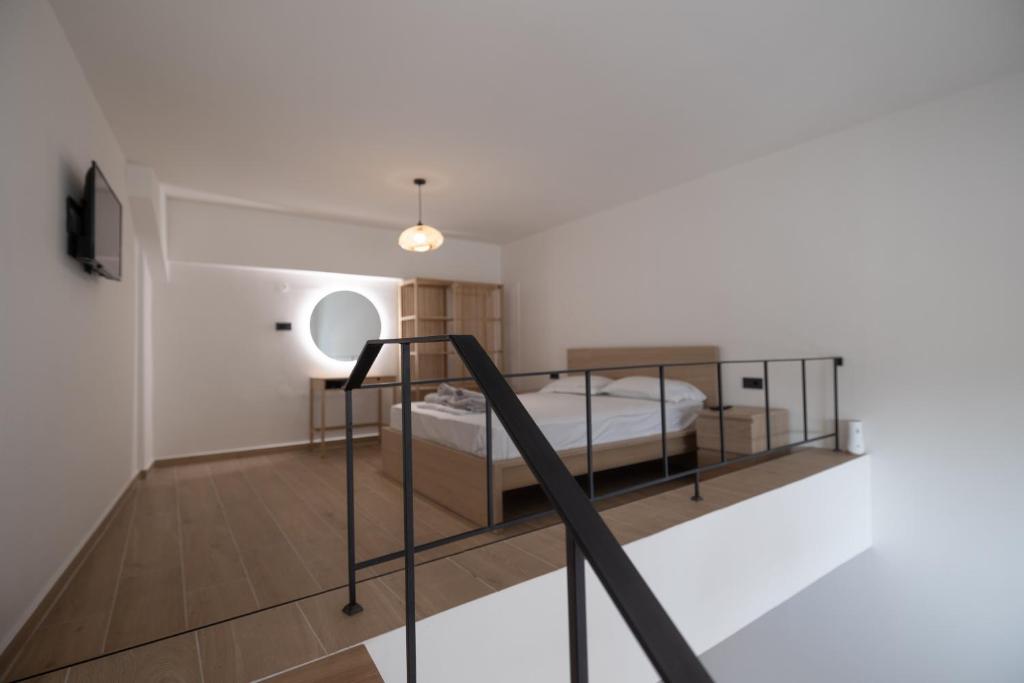 ein Schlafzimmer mit einem Bett in einem weißen Zimmer in der Unterkunft Sogni D' Oro in Zakynthos
