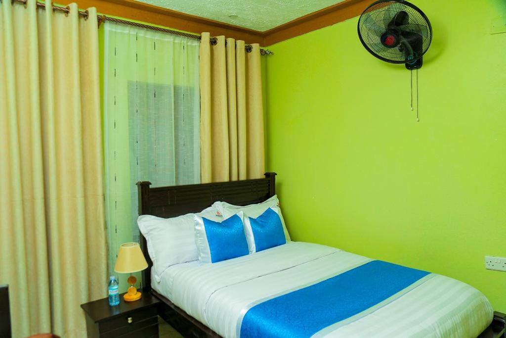 Postel nebo postele na pokoji v ubytování BWIRANDA HOTEL