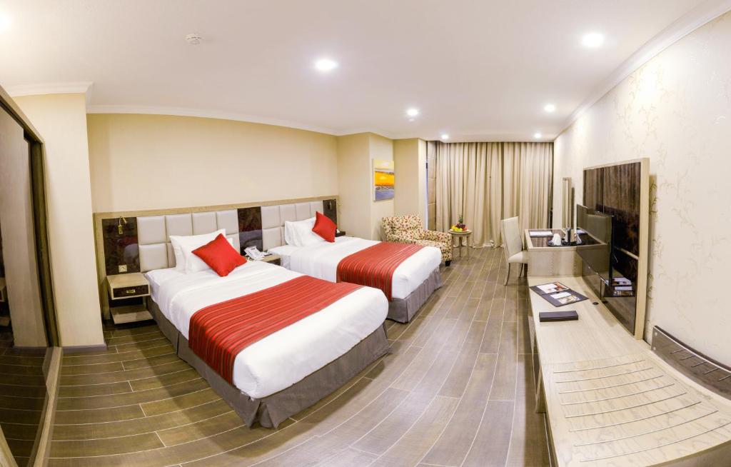 Ramada by Wyndham Bishkek Centre - 高级皇后区，有两张大床 - 不吸烟