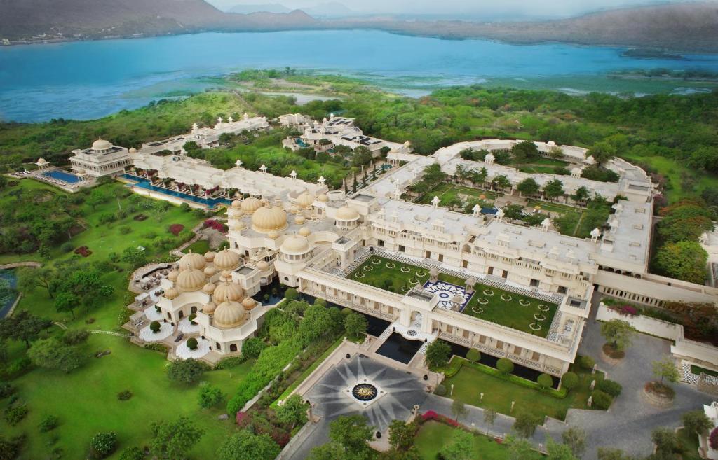 uma vista aérea de um grande edifício com um resort em The Oberoi Udaivilas Udaipur em Udaipur