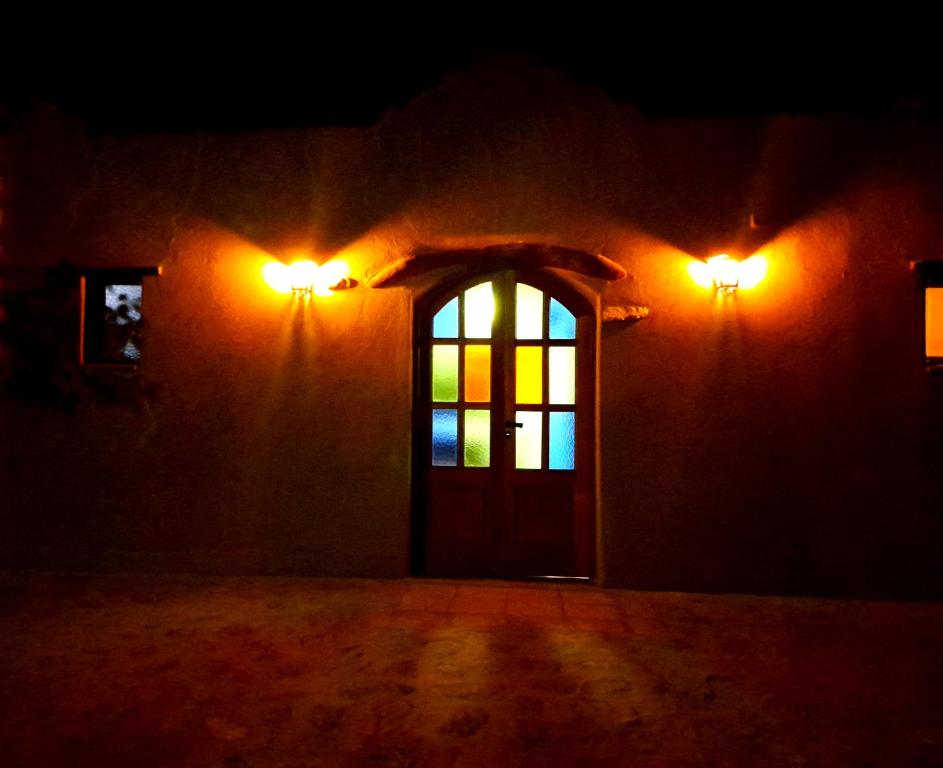 una habitación con dos luces y una puerta por la noche en Cabaña Pedacitos de Cielo en San Carlos