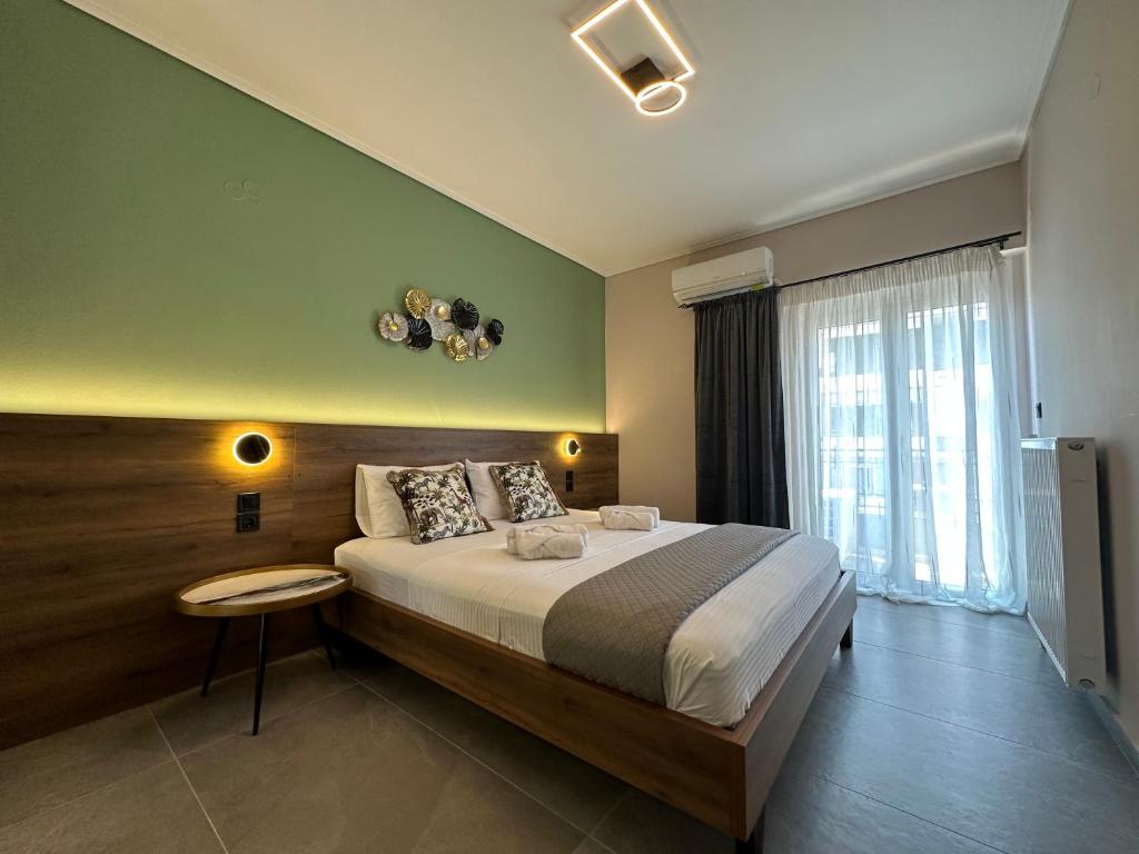 sypialnia z dużym łóżkiem i oknem w obiekcie Top Line & Modern Apartments in Ioannina w mieście Janina