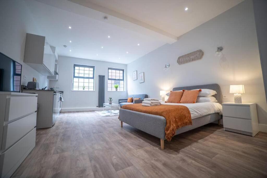 ein großes Schlafzimmer mit einem Bett und einer Küche in der Unterkunft Cozy Luton Stay - Central Location in Luton