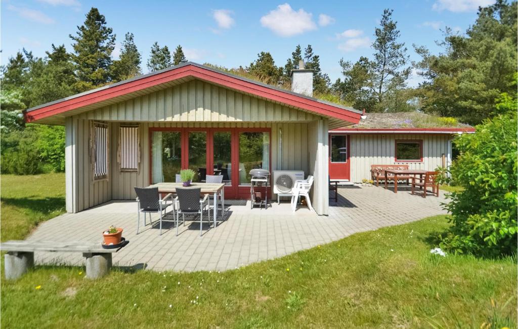 Lønne HedeにあるAmazing Home In Nrre Nebel With 3 Bedrooms, Sauna And Wifiの家の前のパティオ(テーブル、椅子付)