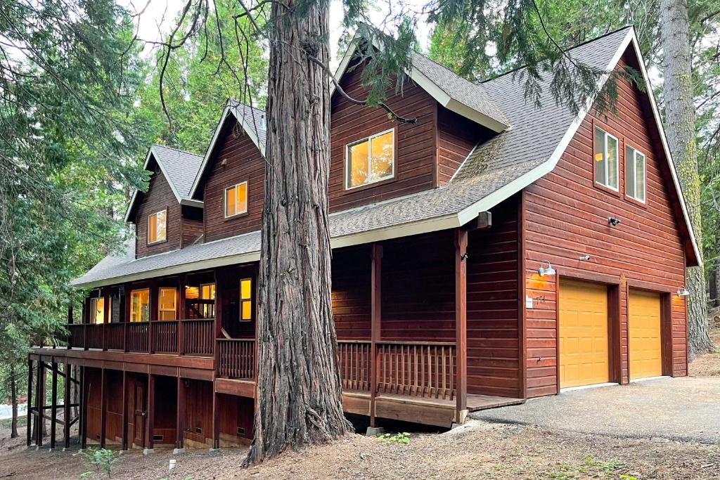 Vacation Home Spacious Vacation Rental Cabin about 4 Mi to Big Trees