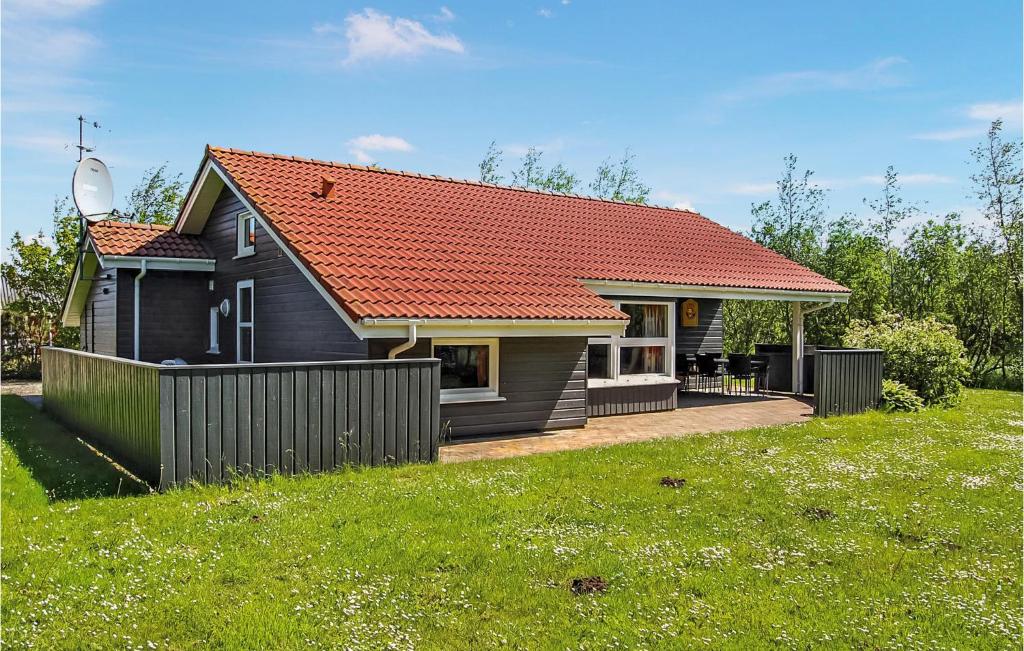 FalenにあるNice Home In Hemmet With Saunaの庭のオレンジ色の屋根の黒い家