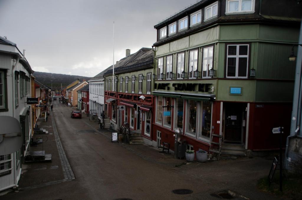 uma rua vazia com um grupo de edifícios em Skanckegårdene AS em Røros