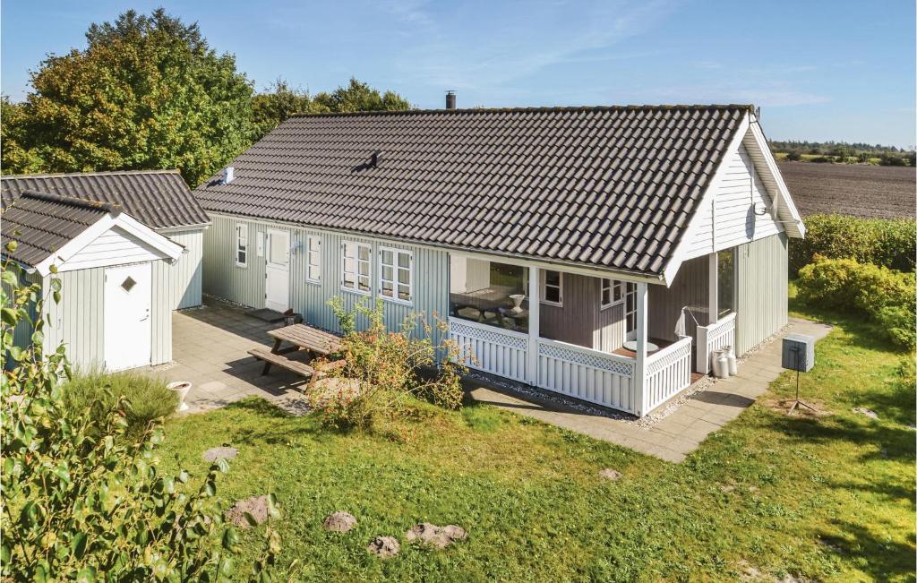 una vista aérea de una casa azul y blanca en Beautiful Home In Hemmet With Kitchen, en Hemmet