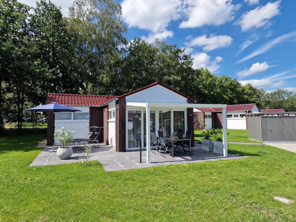 シュットルフにあるFerienwohnung Ferienpark Quendorferseeの庭内の屏風のある家