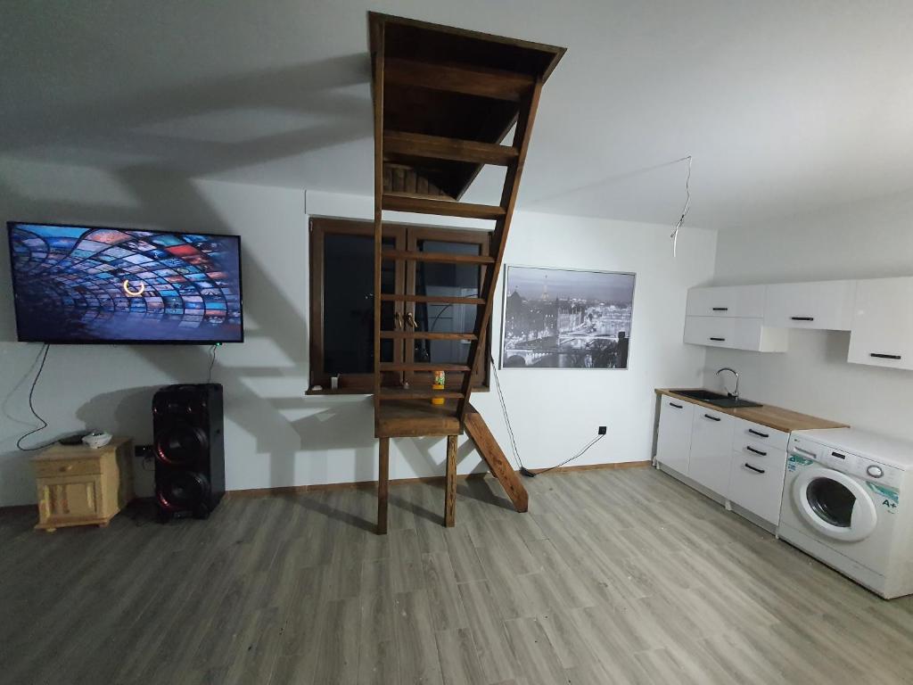 een woonkamer met een trap in de hoek van een kamer bij Domek Oliwka 