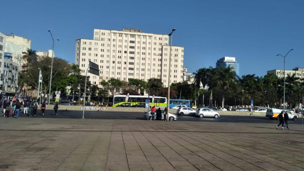 uma rua da cidade com carros e um grande edifício em Aconchego do Lar Centro BH Apto 633 Rua da Bahia 187 em Belo Horizonte