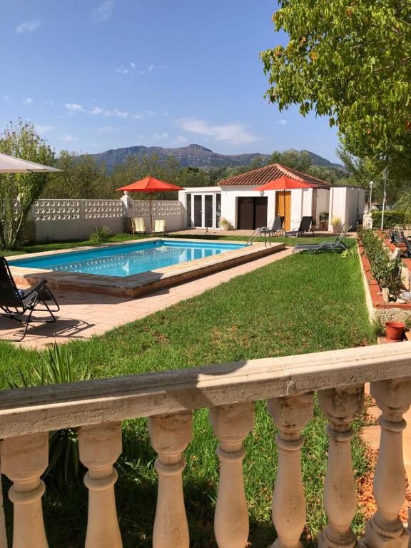 a swimming pool in a yard with a fence at Casa Rural Y Spa de Regina in Turballos