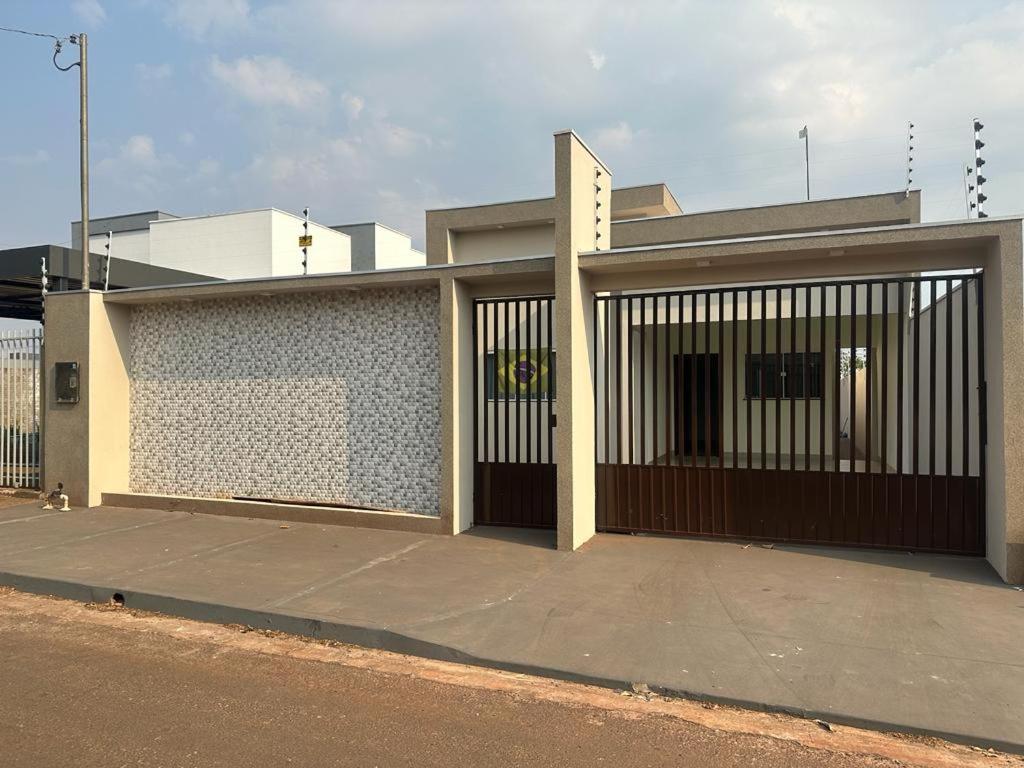 un edificio con dos puertas de garaje en una calle en Casa Parque do Bosque - Tangara da Serra en Tangara da Serra