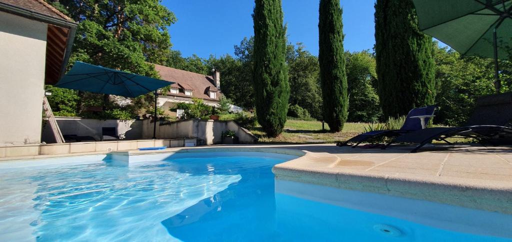Bazén v ubytovaní les bois de ravel chambres d'hôtes alebo v jeho blízkosti