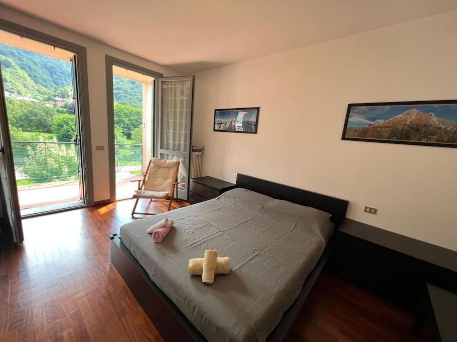 Introbio[Introbio-Lecco] La casa di Lucy vista montagna的卧室里有一张床，床上有一只泰迪熊