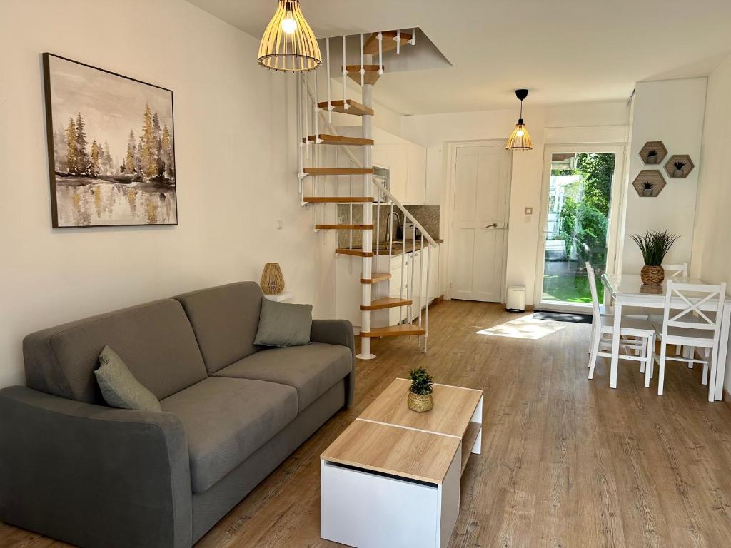 un soggiorno con divano e tavolo di Maison de ville avec jardin a Valence