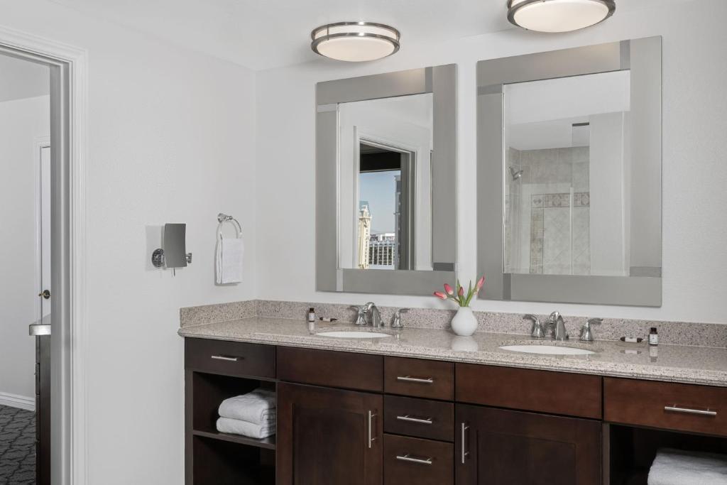 Ein Badezimmer in der Unterkunft Marriott&#39;s Grand Chateau