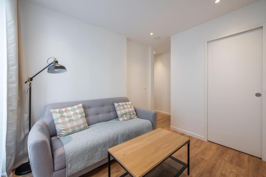 un salon avec un canapé et une table dans l'établissement 49 Rochechouart - Cozy apartment near Montmartre, à Paris