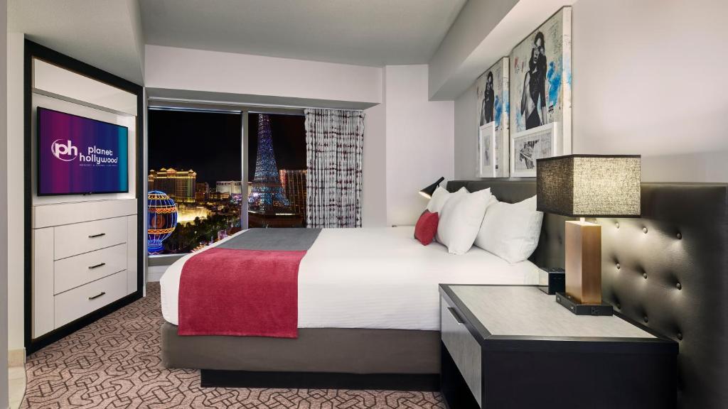 Postel nebo postele na pokoji v ubytování Devine Unit by Planet Hollywood Casino Strip Las Vegas