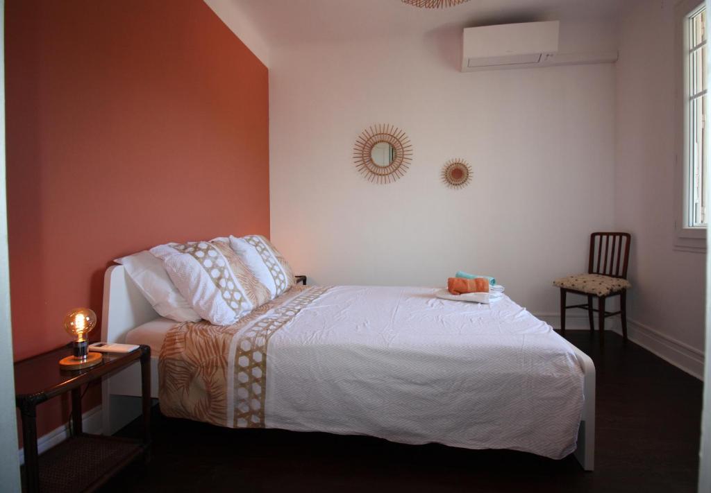 Schlafzimmer mit einem Bett, einem Tisch und einem Stuhl in der Unterkunft Charming &amp; quiet appart 10 from beaches in Cannes