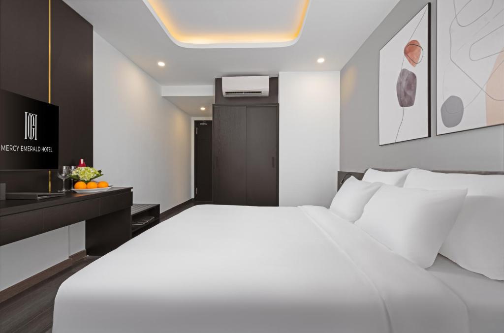 Letto o letti in una camera di Mercy Emerald Hotel