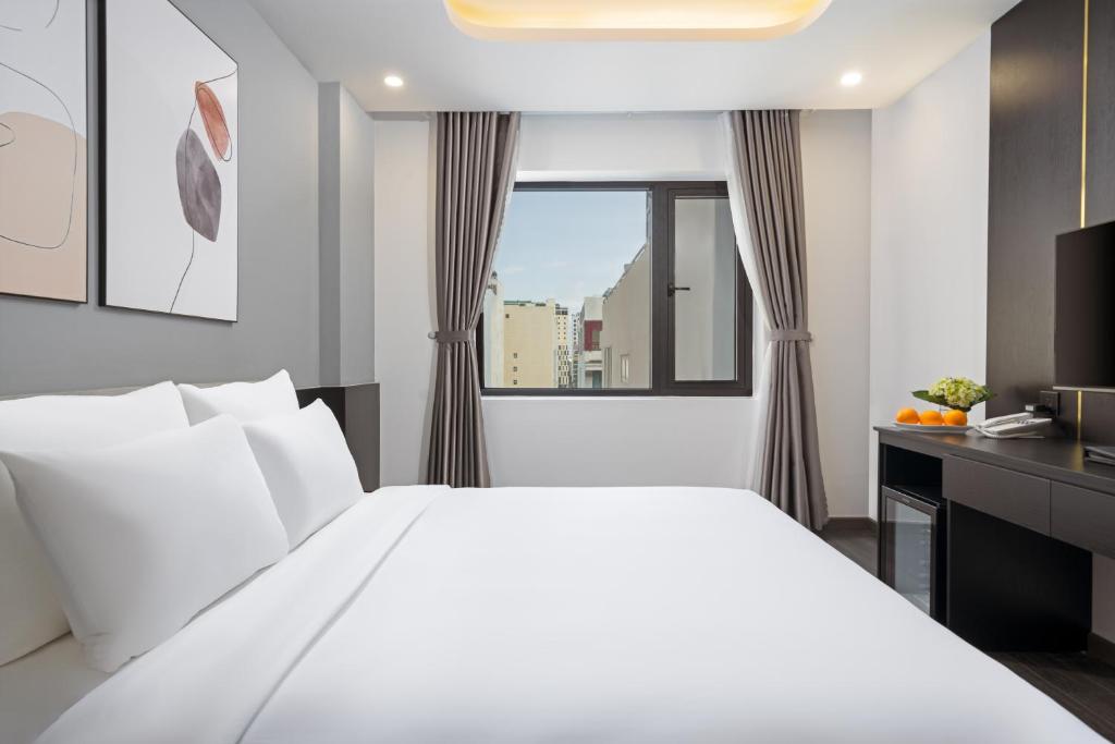 Letto o letti in una camera di Mercy Emerald Hotel
