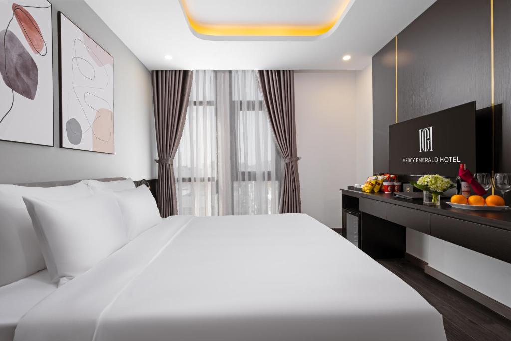 Letto o letti in una camera di Mercy Emerald Hotel