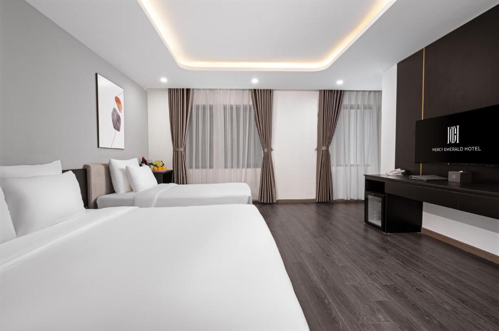 Letto o letti in una camera di Mercy Emerald Hotel