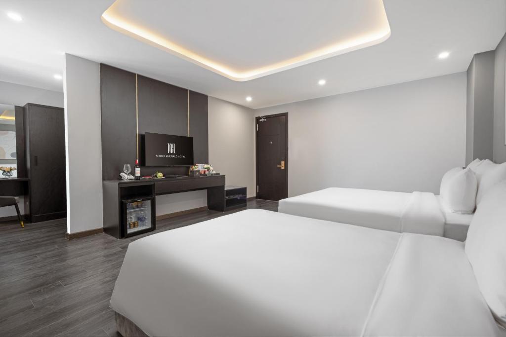 Letto o letti in una camera di Mercy Emerald Hotel