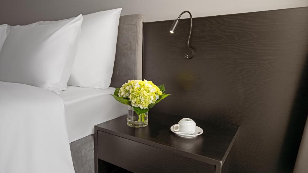 Letto o letti in una camera di Mercy Emerald Hotel
