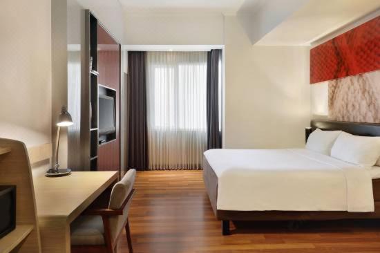 Postel nebo postele na pokoji v ubytování Malyabhara Hotel - formerly Ibis Malioboro