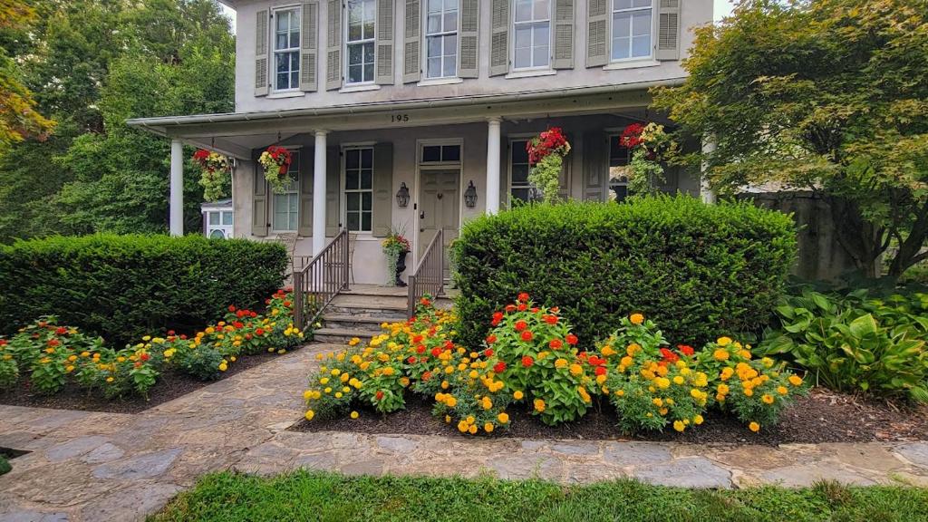 una casa con un ramo de flores delante de ella en Pinetown Bridge Bnb LLC 