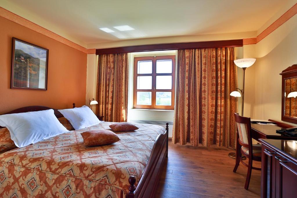 Postel nebo postele na pokoji v ubytování Romantic Hotel Mlýn Karlstejn