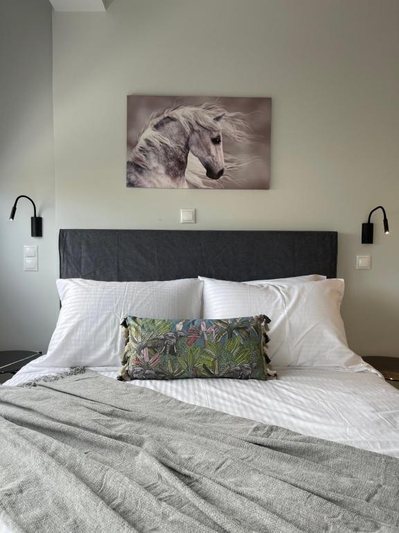 Schlafzimmer mit einem Bett mit einem Bild eines Pferdes in der Unterkunft Urban Oasis in Ellinikon - Athenean BnB in Athen