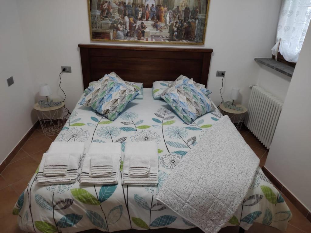 una camera da letto con un letto con cuscini sopra di Villa Anna - La Dependance a Saint-Christophe