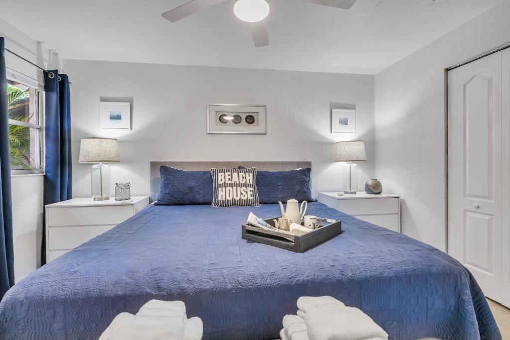 1 dormitorio con 1 cama azul grande y 2 lámparas en 2bed 1bath Suite minutes to Downtown, Beaches, Restaurants, Theaters and MORE, en Sarasota