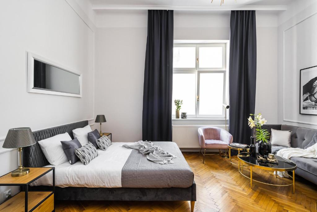 - un salon avec un lit et un canapé dans l'établissement Cracovian Apartment by Loft Affair, à Cracovie