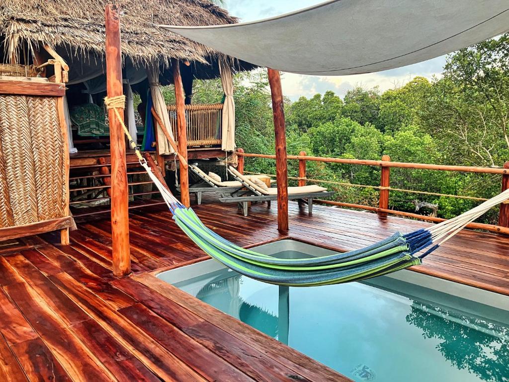 Bazén v ubytování Chole Mjini Treehouses Lodge nebo v jeho okolí