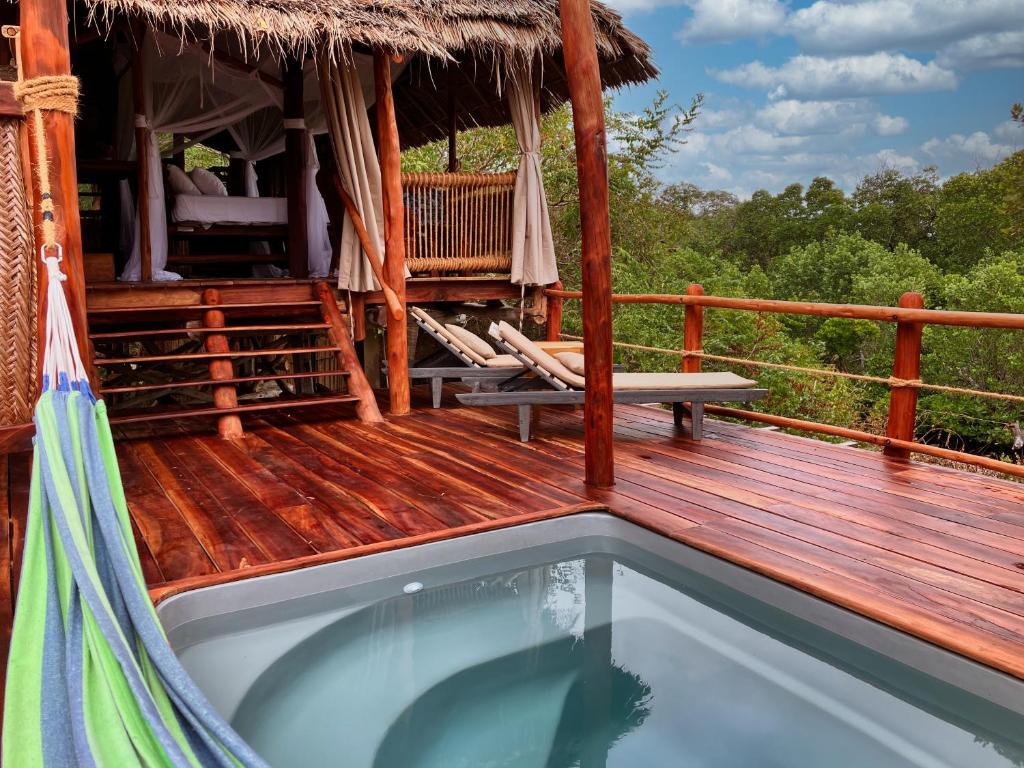 Bazén v ubytování Chole Mjini Treehouses Lodge nebo v jeho okolí