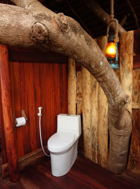 Koupelna v ubytování Chole Mjini Treehouses Lodge