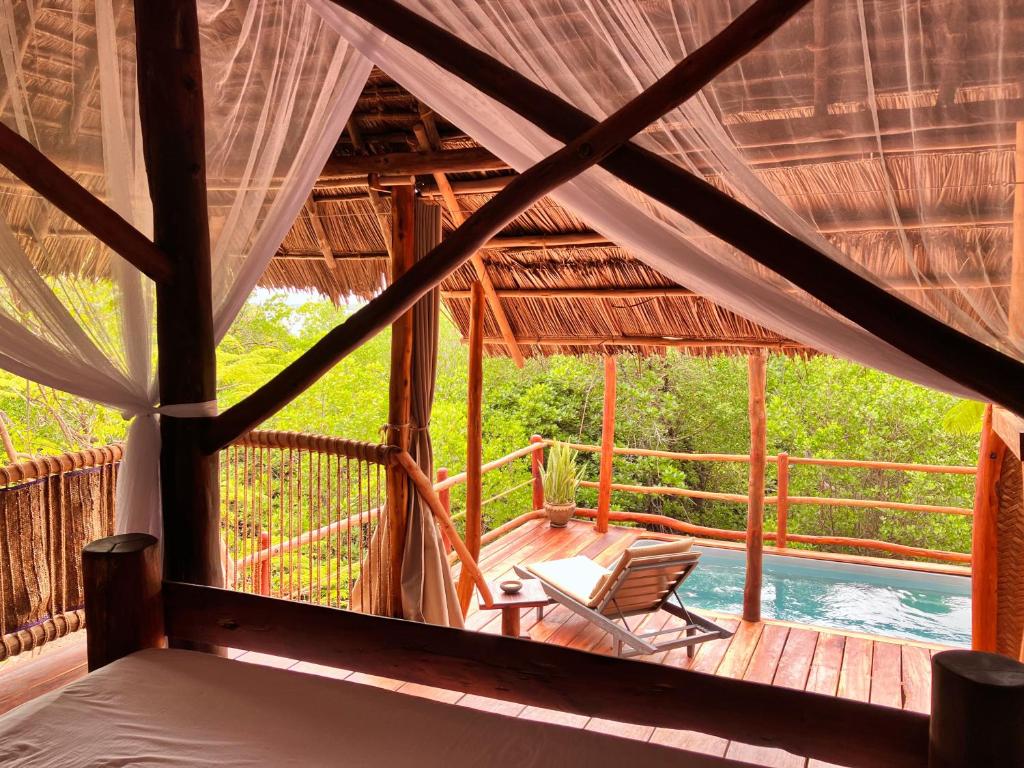 Bazén v ubytování Chole Mjini Treehouses Lodge nebo v jeho okolí